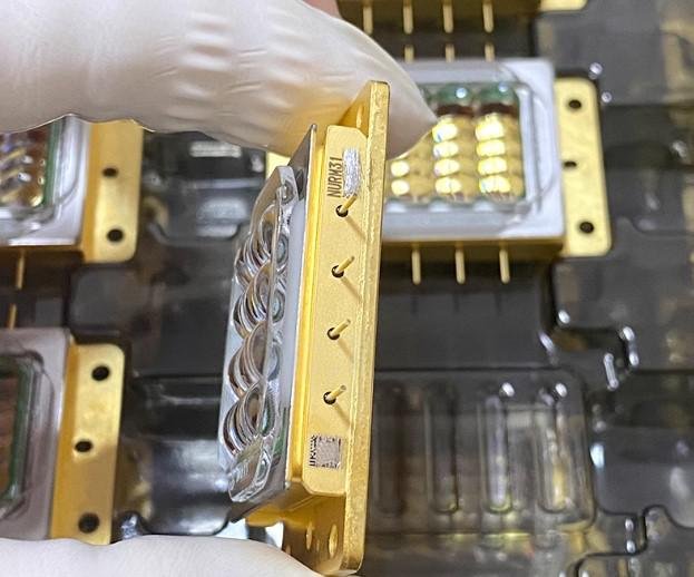 NURM31 Laser diode array-side view